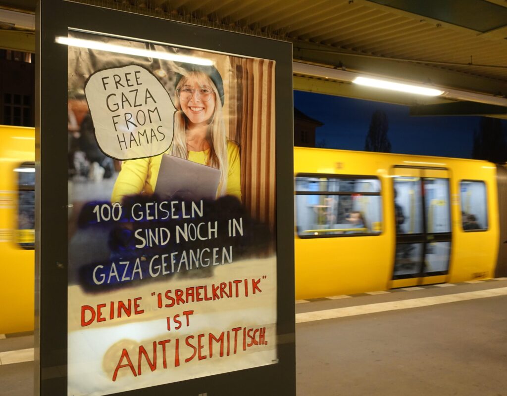 Deine „Israel-Kritik“ ist Antisemitismus: Adbusting-Aktion in Berlin